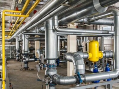 Instalación industrial de gas con tuberías y equipos técnicos.